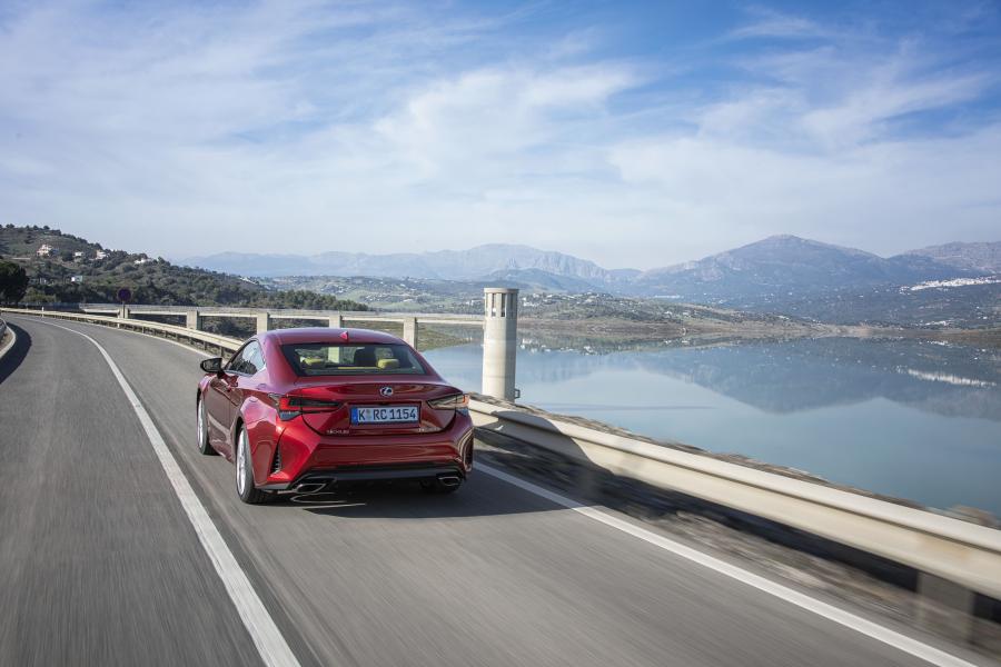  Lexus RC300h 2018 года  (WW) (фото 28 из 139)
